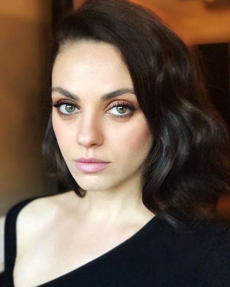 10 Celebrity Haircuts To Try This Fall Mila Kunis Short Hair, Mila Kunis Eyes, Protruding Eyes, Celebrity Haircuts, Lob Hairstyle, Simple Eye Makeup, Super Hair, Mila Kunis, Make Up Looks