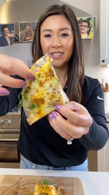 My Nguyen on Instagram: "I made a Vietnamese Breakfast Pizza with rice paper, chili oil, egg, spinach, onions and cheese. #vietnamesefood #vietnamesepizza #vietnamesestreetfood" Vietnamese Pizza, Vietnamese Breakfast, My Healthy Dish, Egg Pizza, Vietnamese Street Food, Breakfast Prep, Break Fast, Layered Salad, Quesadilla Recipes