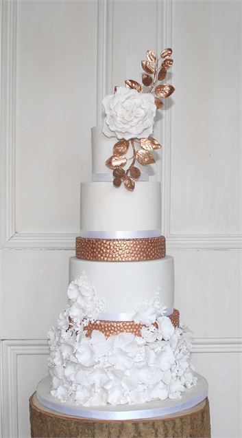 Wedding Cakes Rose Gold, Cakes Rose Gold, Copper Wedding Cake, Rose Gold Wedding Cake, Tall Wedding Cakes, Metallic Wedding Cakes, Silver Cake Topper, Rose Gold Wedding Cakes, Wedding Cake Pearls