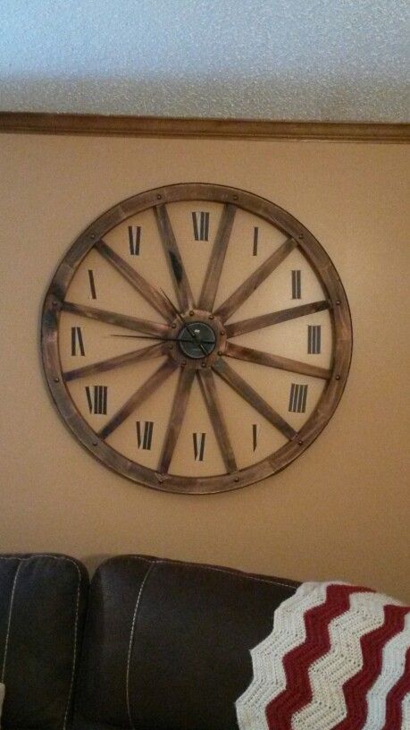 Old Wagon Wheel Ideas, Classic Rustic Decor, Wagon Wheel Decor, Wheel Clock, Farmhouse Style Wreath, Wagon Wheels, Wheel Decor, Diy Clock, Wagon Wheel