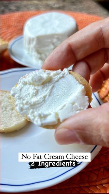 Francesca - Recipes For Weightloss on Instagram: "2 ingredients fat free low calorie high protein cream cheese!! So creamy and super light! 0 weight watchers points 😱 Yesss this is a diet friendly cream cheese which will become your new obsession! Ingredients: 250gr white Greek yogurt 0% fat 1/2 teaspoon salt Method: Combine the yogurt and salt in a bowl. Line a cheese mold with a cotton cloth and pour in the yogurt mixture. A muslin cloth is ideal, but any suitable cloth will do the trick. Refrigerate the mold overnight, allowing the magic to unfold. As time passes, the excess water will be filtered out, leaving you with a delectably creamy, healthy, and low-calorie cream cheese that’s simply irresistible! Spread the love by saving and sharing this fantastic recipe 🥰. You can store the Ww Cream Cheese Recipes, Protein Cream Cheese, Cream Cheese Spread Recipes, Low Calorie High Protein, Smart Points Recipes, Cheese Mold, Muslin Cloth, High Protein Low Calorie, Points Recipes