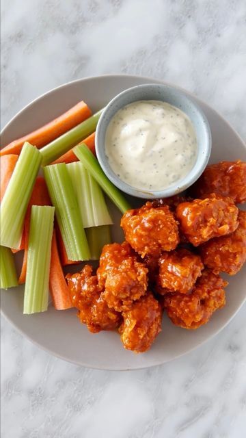 Boneless Wing Recipes, Boneless Buffalo Wings, Boneless Wings, Healthy Lifestyle Food, Yummy Comfort Food, Buffalo Wings, Delicious Snacks Recipes, Food Obsession, Spicy Recipes