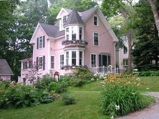 pink house in Camden, Maine Pink House Aesthetic Exterior, Victorian Homes Pink, Dream House Victorian, Cottage Victorian House, Pink Houses Exterior, Pink House Ideas, Pink Vintage House, Cute Victorian House, Victorian House Aesthetic