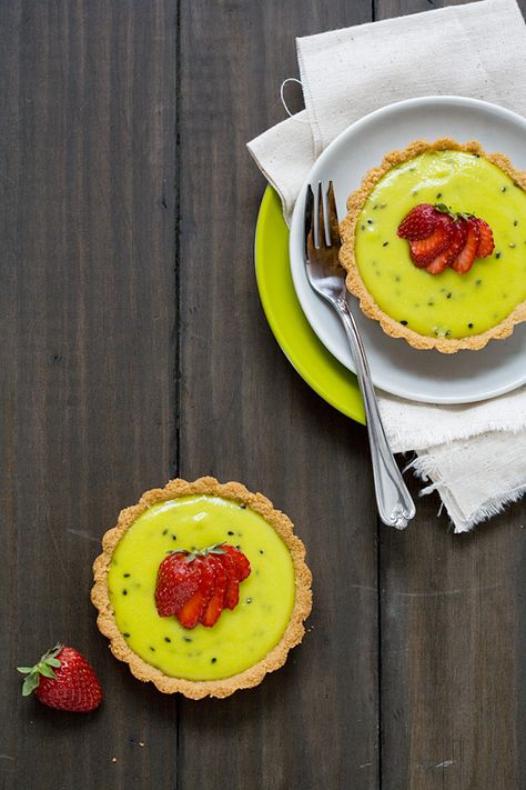 Kiwi Curd, Curd Tart, Focaccia Dolce, Strawberry Kiwi, Eclairs, Greens Recipe, Sweet Tarts, Tart Recipes, How Sweet Eats