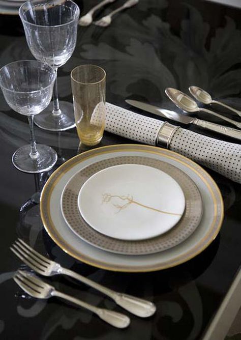 Luxury Table Settings Elegant Dining, Luxury Dining Plates, Black And Crystal Dinner Plates Setting, Gold Rimmed Plates With Black Silverware, Black And Gold Plates, Tableware Photography, Black Plate Gold Cutlery, Silver Home Accessories, Black Tablecloth