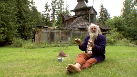 He's not your average barefoot, chain-smoking, nature-obsessed green builder. Take a tour of SunRay Kelley's woodsy compound filled with homes built from natura / The Green Life <3 Voice Of Nature, Eco Buildings, Beauty Magic, Green Planet, Fantasy Homes, Natural Building, Earthship, Tree Hugger, Green Life