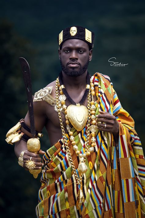 African Royalty Fashion Men, Ghana Clothes, African Wedding Dresses, Modern African Clothing, African King, Kente Dress, Black Royalty, African Royalty, African Wedding Dress