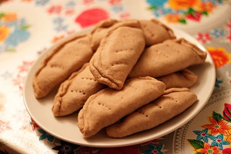 Sweet Potato Empanadas, Sweet Empanadas Recipe, Bunuelos Recipe, Empanadas Recipe Dough, Potato Empanadas, Easy Empanadas Recipe, Pumpkin Empanadas, Mexican Pastries, Mexican Sweet Breads