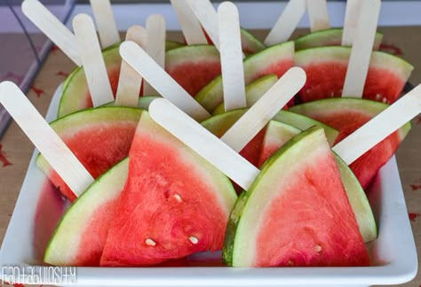 Crawfish Boil Party Idea: put a popsicle stick in watermelon slice for easy access. Fish Fry Party, Shrimp Boil Party, Low Country Boil Party, Crab Boil Party, Seafood Broil, Easy Summer Snacks, Watermelon Sticks, Kids Birthday Food, Fish Boil