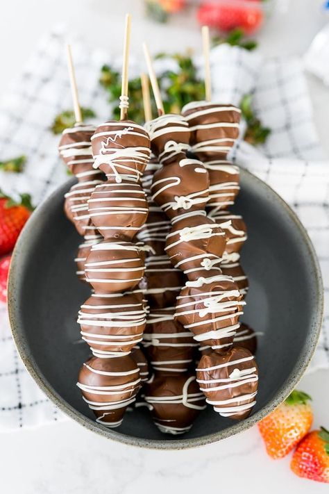 Chocolate Covered Strawberries Skewers, Chocolate Covered Strawberries On Stick, Chocolate Covered Strawberry Kabobs, Strawberry Skewers, Cake Ideas Chocolate, Strawberry Kabobs, Nutella Ice Cream Recipe, Chocolate Cake Ideas, Nutella Ice Cream