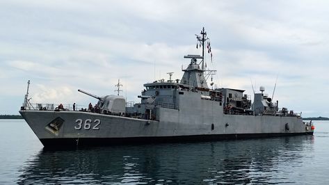 Kapal perang KRI Malahayati memiliki nomor lambung 362 (KRI MLH-362) tergabung dalam Satuan Kapal Eskorta Komando Armada TNI Angkatan Laut.  Kapal ini merupakan jenis Korvet (Corvette) yang dibeli dari Negeri Belanda, dan dalam jajaran TNI Angkatan Laut digolongkan sebagai Kapal Perusak Kendali Roket. Dibeli bersama dengan KRI Fatahillah dan KRI Nala guna memperkuat kekuatan satuan Armada TNI Angkatan Laut guna #kapalperangindonesia #kapalrepublikindonesia #KRIMalahayati Other Countries, Navy Ships, Royce, Rolls Royce, Indonesia, Navy