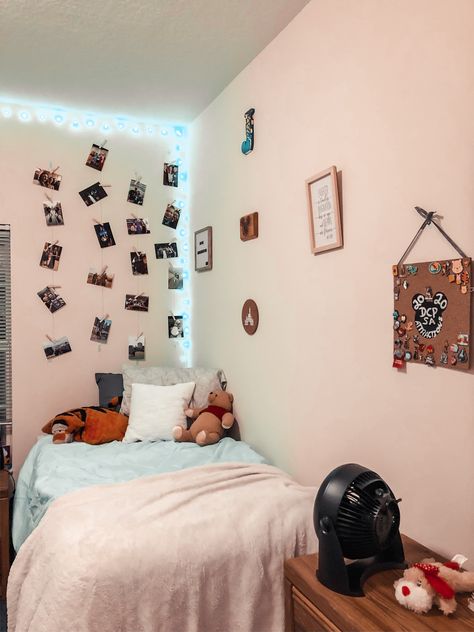 Dcp Dorm Room Decor, Dcp Room Decor, Disney Dorm, Fan Bedroom, College Dorm Room Inspiration, Exchange Program, Aesthetic Dream, Disney College, Disney College Program