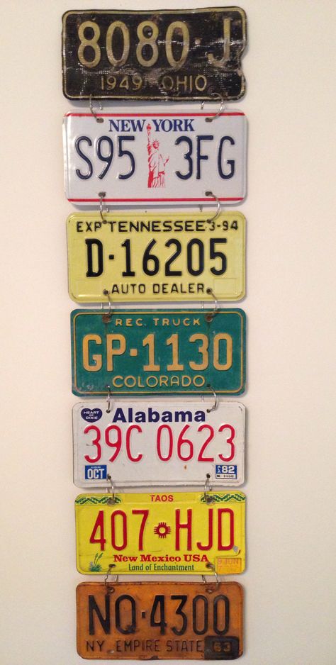 get a bunch of old license plates and attach them to each other using binder rings, and then hang them on your wall! such a cute idea Diy Ceilings, Bedroom Ideas Vintage, License Plate Decor, License Plate Crafts, Vintage Home Decor Farmhouse, Vintage Home Decor Boho, Shabby Chic Chandelier, Old License Plates, Boho Ideas