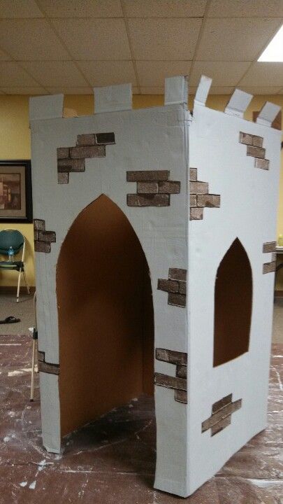 Caja carton Mighty Fortress Vbs, Kingdom Vbs, Halloween Classroom Door, Castle Party, Cardboard Castle, Knight Party, Halloween Class Party, Medieval Party, Halloween Classroom