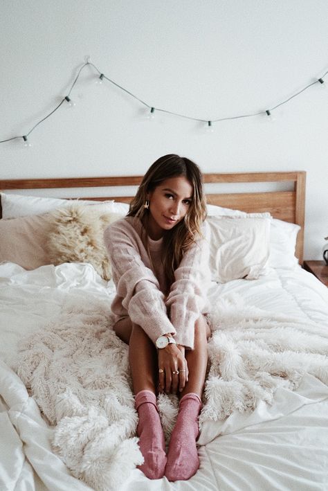 What to wear to lounge around the house! Blogger Poses, Photographie Portrait Inspiration, Cute Instagram Pictures, Sincerely Jules, Photoshoot Themes, Best Photo Poses, Street Style Winter, Shooting Photo, Ideas For Instagram Photos