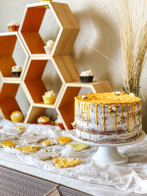 Bee Smash Cake Ideas, Honey Bee Smash Cake, Bumble Wedding, Bee Smash Cake, Bee Themed Cake, Bee Baby Shower Cake, Mama To Bee, Bee Birthday Cake, Birthday Cale