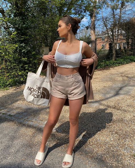 Danielle Metz 🏹 on Instagram: “👼🏼👼🏼👼🏼👼🏼” Skirt Date Night Outfit, Beige Shorts Outfit, Brown Shorts Outfit, Danielle Metz, Mint Skirt, Date Night Outfit Summer, Summer Shorts Outfits, Beige Shorts, Brown Shirt