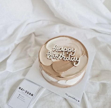 Light Brown Cake Aesthetic, Simple 21 Birthday Cake, Beige Cake Birthday, Tan Birthday Cake, Bento Cake Aesthetic Simple, Bento Cake 25th Birthday, Minimalist Bday Cake Aesthetic, Beige Cake Aesthetic, Nude Cake Ideas