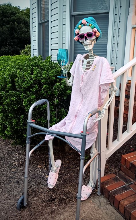 Hillbilly Halloween Decorations, Skeleton Dress Up Ideas, Skeleton Taking A Bath, Mental Hospital Halloween Decorations, Halloween Decorations With Skeletons, Porch Skeleton Ideas, Skeleton Ideas For Halloween, Posable Skeleton Ideas, Funny Scarecrow Ideas