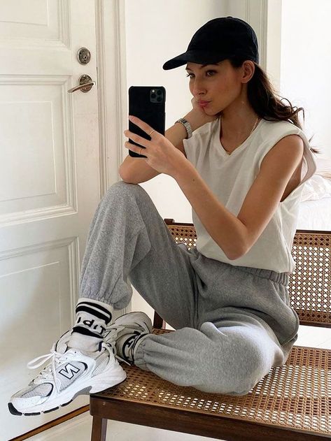 How To Style Gray Sweatpants, Staple Tops, Musa Fitness, Women's Muscle, Popular Sneakers, Grey Sweatpants, Muscle Tee, Muscle Tees, Home Look