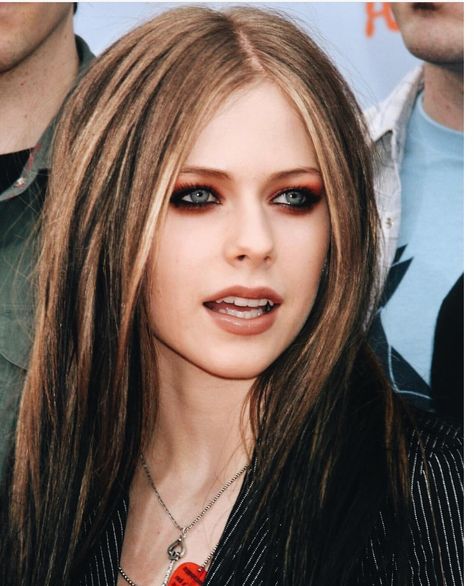 Avril Lavingne, Avril Lavigne Style, Scene Makeup, Punk Makeup, Dyed Hair Inspiration, Star Makeup, Under My Skin, Concert Looks, Avril Lavigne