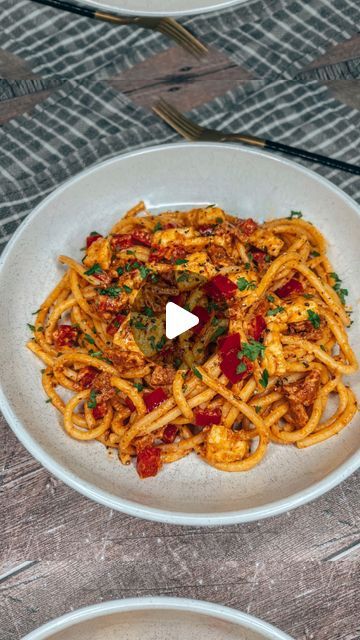 justlikejess__ on August 21, 2024: "Halloumi & Chorizo Red Pesto Bucatini 🍝 This weeks meal prep for work was a good one! Halloumi, chorizo and red pesto are always a great combo! 𝗜𝗻𝗴𝗿𝗲𝗱𝗶𝗲𝗻𝘁𝘀 (Serves 2) • 160g Bucatini pasta • 60g Chorizo, diced • 80h Light halloumi, diced • 1/2 tsp Onion salt • 1 tsp Garlic salt • 1 tsp Paprika • 1 tsp Mixed herbs • 1 Red pepper, diced • 100ml Vegtable stock • 30g Red pesto • 50ml Reduced fat creme fraiche • Pepper to taste • Bunch of parsl Vegtable Stock, Pesto Bucatini, Meal Prep For Work, Bucatini Pasta, Red Pesto, Savoury Recipes, Meal Prep For The Week, Kids Food, August 21