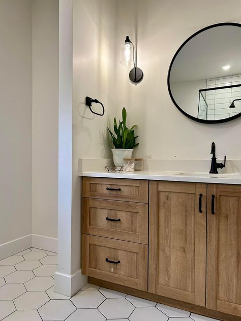 Brown Cabinets White Counter Bathroom, Bathroom Remodel Wood Vanity, Modern Timeless Bathroom, Oak Vanity Bathroom Ideas, Bathroom White Countertop, Bathroom Brown Cabinets, Country Bathroom Ideas Rustic, Guest Half Bathroom Ideas, Natural Bathroom Design Earth Tones