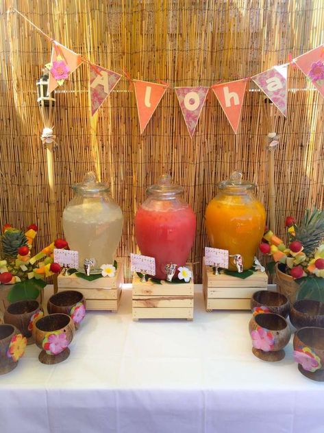 Tropical drink station  idea Hawaiian Photo Booth Props, Hawaiian Graduation, Tropisk Fest, Crazy Monkey, Festa Moana Baby, Summer Party Ideas, Hawaii Theme, Hawaiian Party Theme, Luau Baby Showers