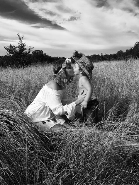 MSWphotography Country Mom And Son Pictures, Son Photoshoot, Boy Photoshoot, Fam Pics, Western Photoshoot, Mommy And Me Photo Shoot, Farm Pictures, Mom And Son, Farm Photography