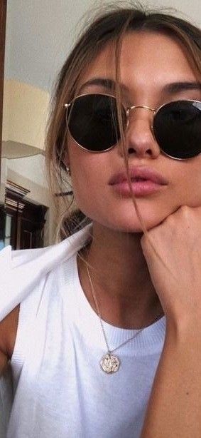 Baddie Blonde, Blonde Tumblr, Ray Ban Sunglasses Women, Trendy Glasses, Sunglasses Women Designer, Stylish Glasses, Trending Sunglasses, Round Circle, Shoulder Length Hair