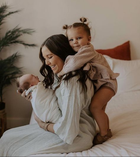 Mother Day Photo, Mother Day Photoshoot Mini Sessions, Mother Day Photoshoot, Aesthetic Mother, Mommy And Me Poses, Mothers Day Photoshoot, Newborn Family Pictures, Newborn Sibling, Boho Mother