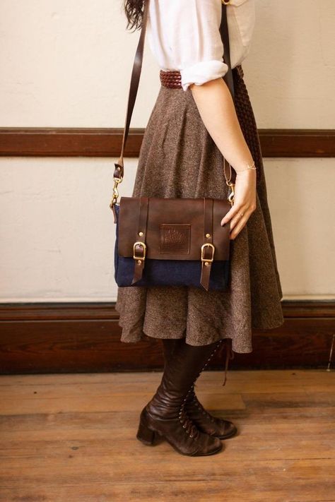 40s Mode, Womens Messenger Bag, Academia Outfits, Dark Academia Fashion, Academia Fashion, Cottagecore Fashion, Brown Skirt, Canvas Crossbody Bag, Crossbody Bag Women