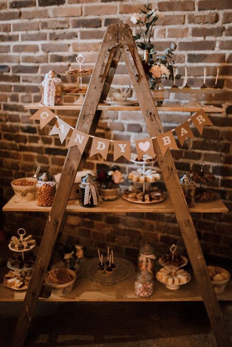 Von der Serviettentechnik haben Sie vielleicht schon gehörtsogar wenn Sie es nicht selber ausprobiert habenEs geht eigentlich um eine ganz leichte Weisealte Gegenstände und sogar Möbel zu... Candy Bar Diy Ideas, Candy Bar Wedding Rustic, Bar Vintage Decoracion, Rustic Candy Table, Candy Bar Ideas For Wedding, Mesas Candy Bar, Vintage Wedding Candy Bar, Rustic Candy Buffet, Vintage Candy Bar