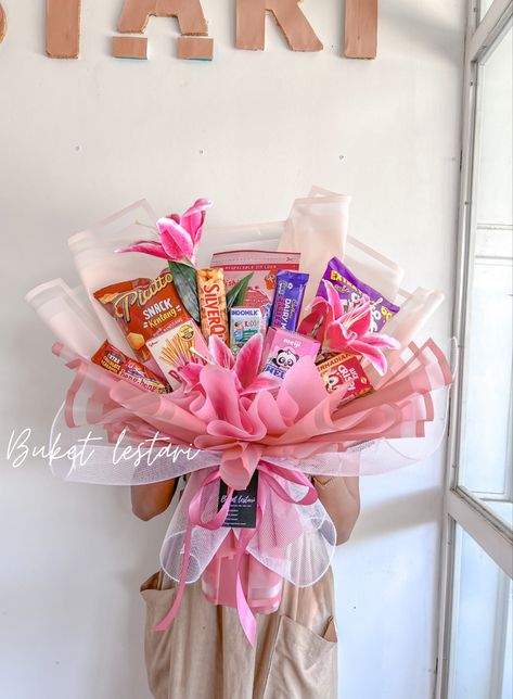 Bucket Snack Pink, Buket Jajan Aesthetic, Snack Tower, Snack Bouquet, Gift Arrangement, Buket Snack, Pink Snacks, Snack Wrap, Diy Bouquet Wrap