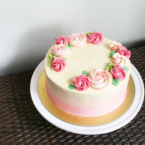 FloraI Buttercream Cake Resepi Biskut, Cake Decorating Set, Chocolate Cake Designs, Buttercream Cake Decorating, Simple Cake Designs, Cake Decorating Piping, Cake Decorating Frosting, Creative Cake Decorating, Cake Decorating Videos