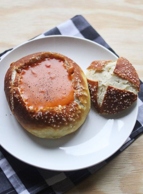 Easy Homemade Pretzel Bread Bowls for your favorite soup! Pretzel Soup, Soup Bread, Homemade Pretzel, Edible Bowl, Pretzel Bread, Homemade Pretzels, Bread Bowl, A Beautiful Mess, Soup Season