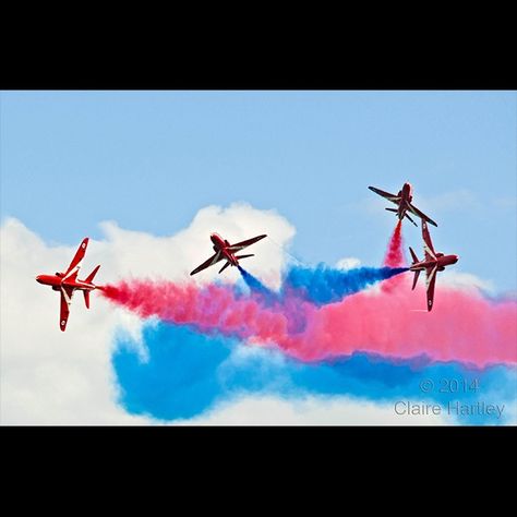 Amazing aircraft photos & 10 aviation photo tips #aviation #aviationphotography #photography Airshow Photography, Raf Red Arrows, Airplane Crafts, D Day Landings, Red Arrows, Aircraft Photos, Lens Filters, Red Arrow, Aviation Photography