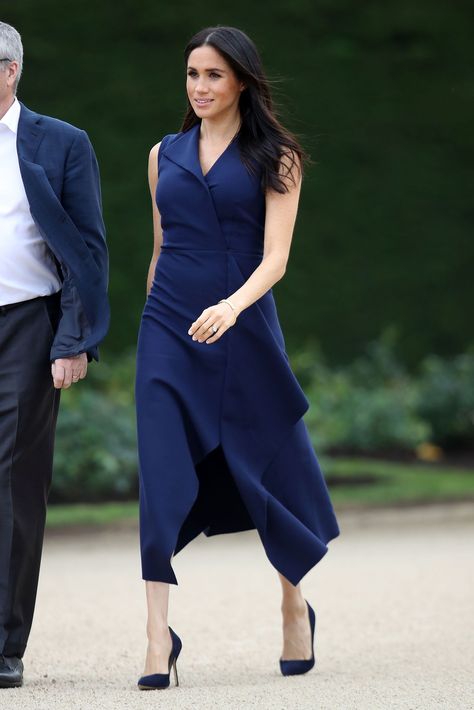 Meghan Markle Looked Lovely in a Navy Dion Lee Dress on Tour in Australia Today- TownandCountrymag.com Meghan Markle Maternity, Dion Lee Dress, Meghan Markle Dress, Meghan Markle Outfits, Club Monaco Dress, Princess Meghan, Maternity Chic, Meghan Markle Style, Elisabeth Ii