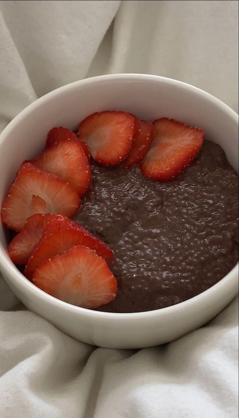 Chocolate Chia Pudding Aesthetic, Chia Pudding Aesthetic, Food Flicks, Pudding Aesthetic, Chocolate Chia Seed Pudding, Chocolate Chia Pudding, Diet Breakfast, Healthy Food Dishes, Chia Seed Pudding