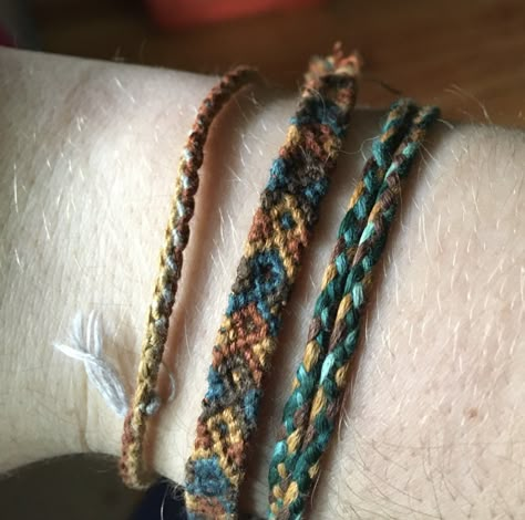 Handmade Earthy Friendship Bracelets, Adjustable Earthy Friendship Bracelets, Resizable Hippie Friendship Bracelets, Friend Ship Bracelets, Friendship Bracelets Aesthetic, Friendhsip Bracelet Patterns, Knitted Bracelets, Diagonal Bracelet Pattern, Friendship Bracelets Patterns