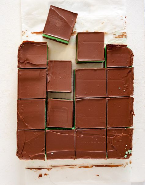 No-Bake Chocolate Mint Slice - traybakes & more Traybake Cake, No Bake Slices, Mint Slice, Mint Cake, Chocolate Slice, Tray Bake Recipes, Mint Recipes, Slices Recipes, Chocolate Mint