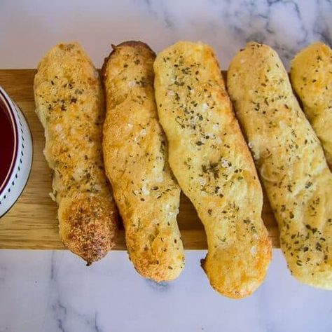 Keto Italian Garlic Bread Sticks - Divalicious Recipes Cheese Bread Sticks, Keto Italian, Bread Sticks Recipe, Garlic Breadsticks, Make Dog Food, Bread Sticks, Wheat Belly, Low Carb Appetizers, Lchf Recipes