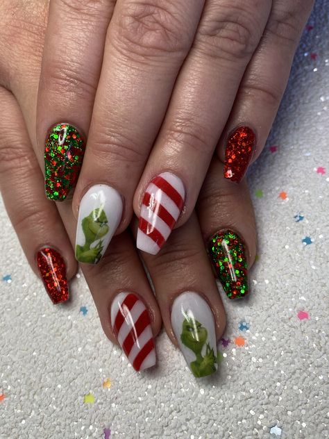 The Grinch Nail Designs, The Grinch Nails Acrylic, Easy Christmas Nail Designs Simple, Grinch Acrylic Nails, Elf Nails Designs, Short Grinch Nails, Grinch Nails Acrylic, Grinch Inspired Nails, The Grinch Nail Art