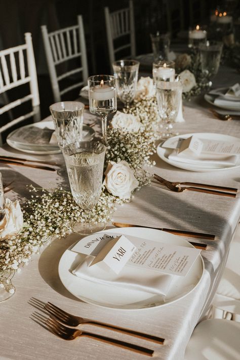 Wedding Long Table Decorations Elegant, Elegant Dinner Table Decor, Wedding Simple Place Setting, Wedding Tableware Place Settings, Wedding Table Organization, Micro Wedding Table Setting, White Round Wedding Tables, Wedding Table White Flowers, Classy Wedding Table Decor