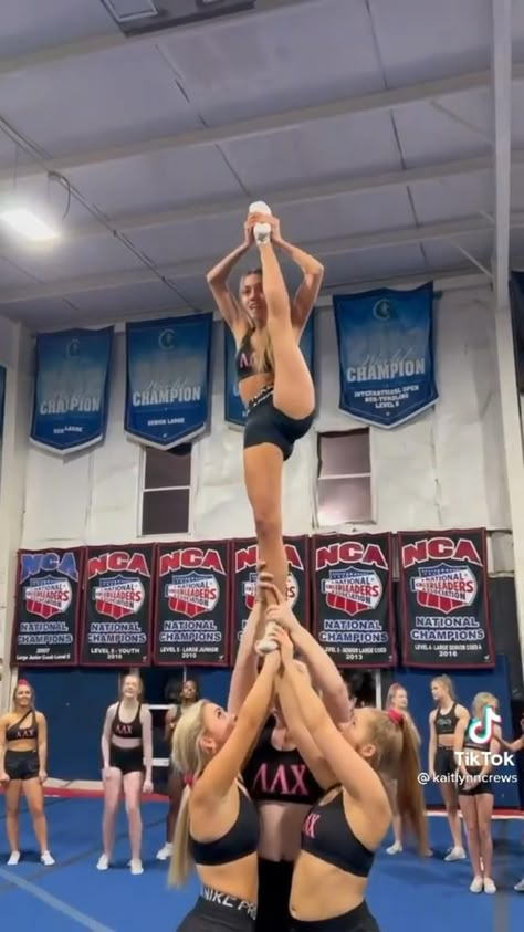 ateee Easy Cheer Stunts, Stunt Ideas, Cheer Flexibility, Cool Stunts, Cheer Videos, Cheer Moves, Cheerleading Videos, Cheerleading Workouts, Cool Cheer Stunts