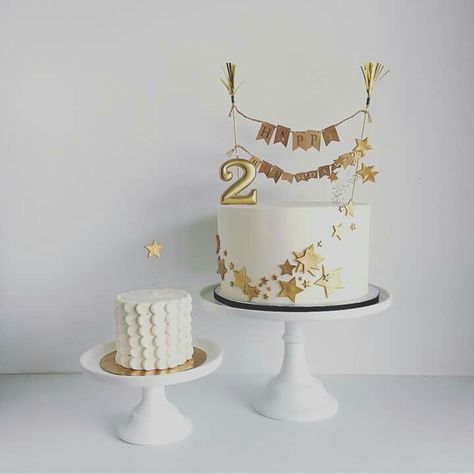 White simple birthday cake  gold stars bunting Star Cake Ideas Birthdays, Golden Birthday For One Year Old, Star Themed Birthday Cake, Birthday Cake White And Gold, Star Smash Cake, White And Gold Birthday Cake, Birthday Cake Stars, 25th Cake, Cake With Stars