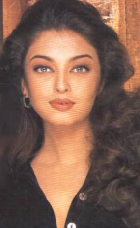 Old Photoshoot, Aishwarya Rai Pictures, Shine Hair, Hair And Skin Care, 90s Bollywood, Celebrities Photos, Bollywood Gossip, Aishwarya Rai Bachchan, Vintage Bollywood