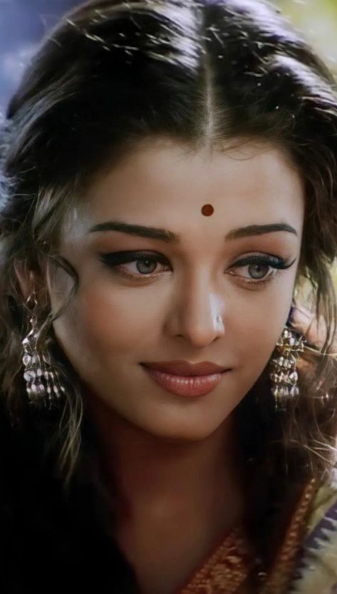 90s Bollywood Fashion, Vintage Bollywood Aesthetic, South Asian Aesthetic, 90s Bollywood Aesthetic, Indian Eyes, Indian Photoshoot, Vintage Bollywood, Indian Aesthetic, Aishwarya Rai