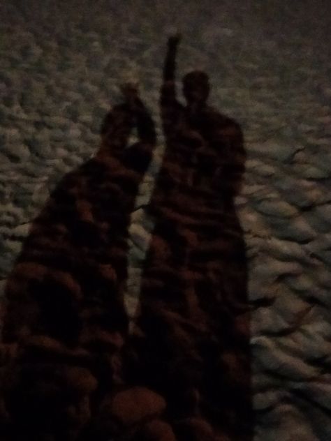 Beach, night beach, party, aesthetic beach, aesthetic photos, aesthetic pic, aesthetic photography, aesthetic shadow, shadow pics, selfie Friends Partying, Shadow Aesthetic, Beach Nights, Couple Beach Pictures, Friends Drinks, Beach Date, Summer Pics, Drink Photo, Beach Night