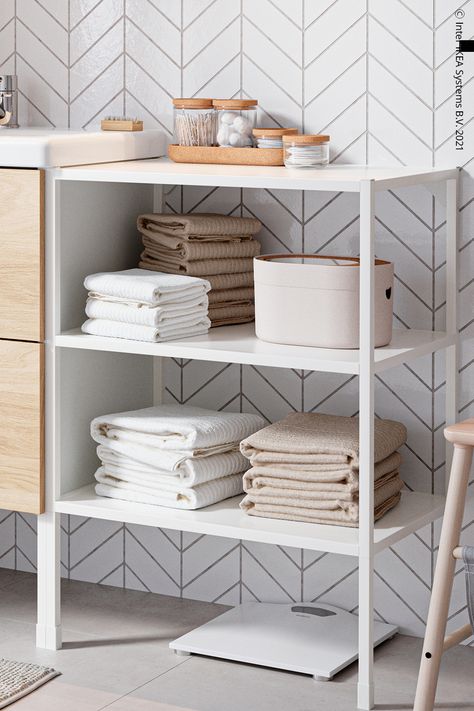 Vitt badrumsmöbelset med öppen förvaring med handdukar. Apartments Inspiration, Flat Ideas, Apartment Inspiration, Changing Table, Shelving Unit, Home Organization, Sweet Home, Apartment, Shelves